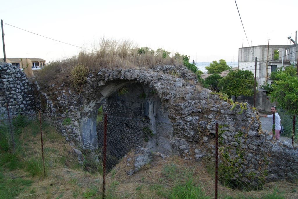 Benitses Dorf und Wasserwerk