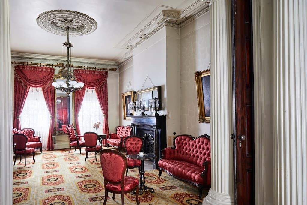Historischer alter Kaufmannshof am Museumshafen