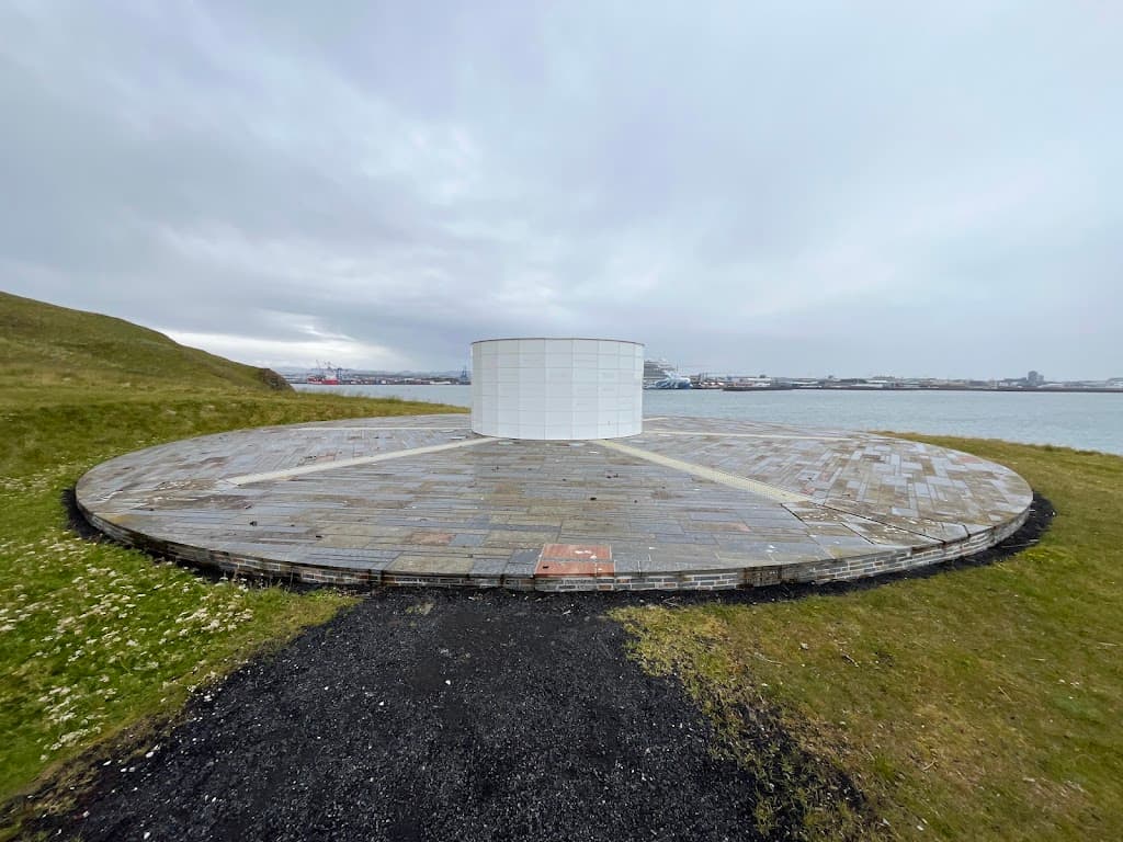 Viðey-Haus und Imagine Peace Tower