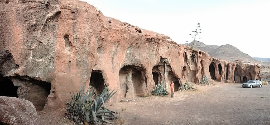 Las Cuevas de las Cruces