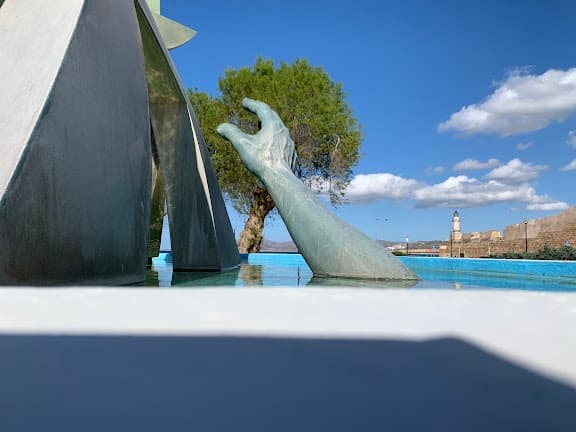 Denkmal des Schiffswracks im Hafen von Chania