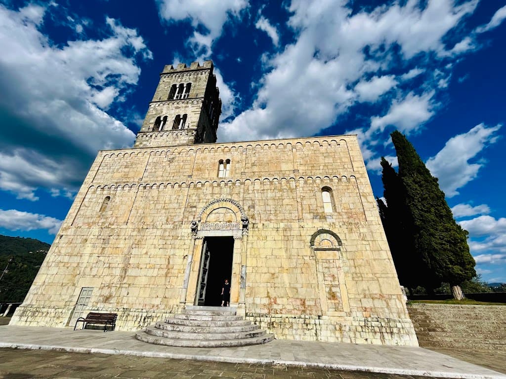 Inschrift am Dom von Barga