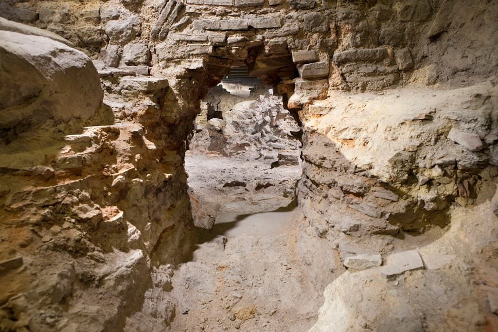 Archäologische Krypta auf dem Vorplatz Notre-Dame