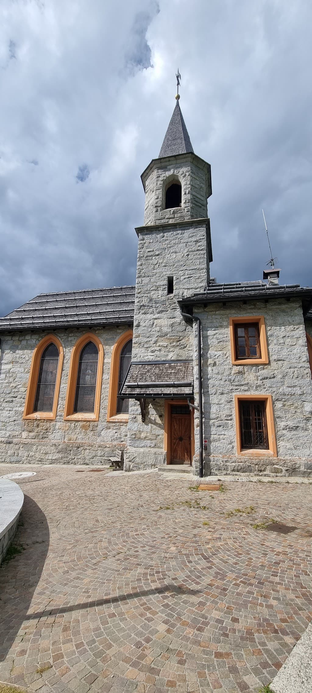 Kirche mit ungewöhnlicher Architektur