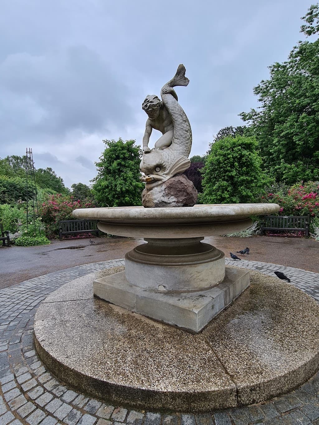 Fontäne mit der Statue des Badeknaben