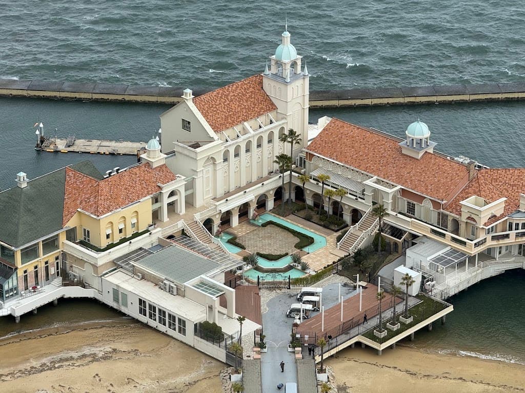 Momochi Seaside Park