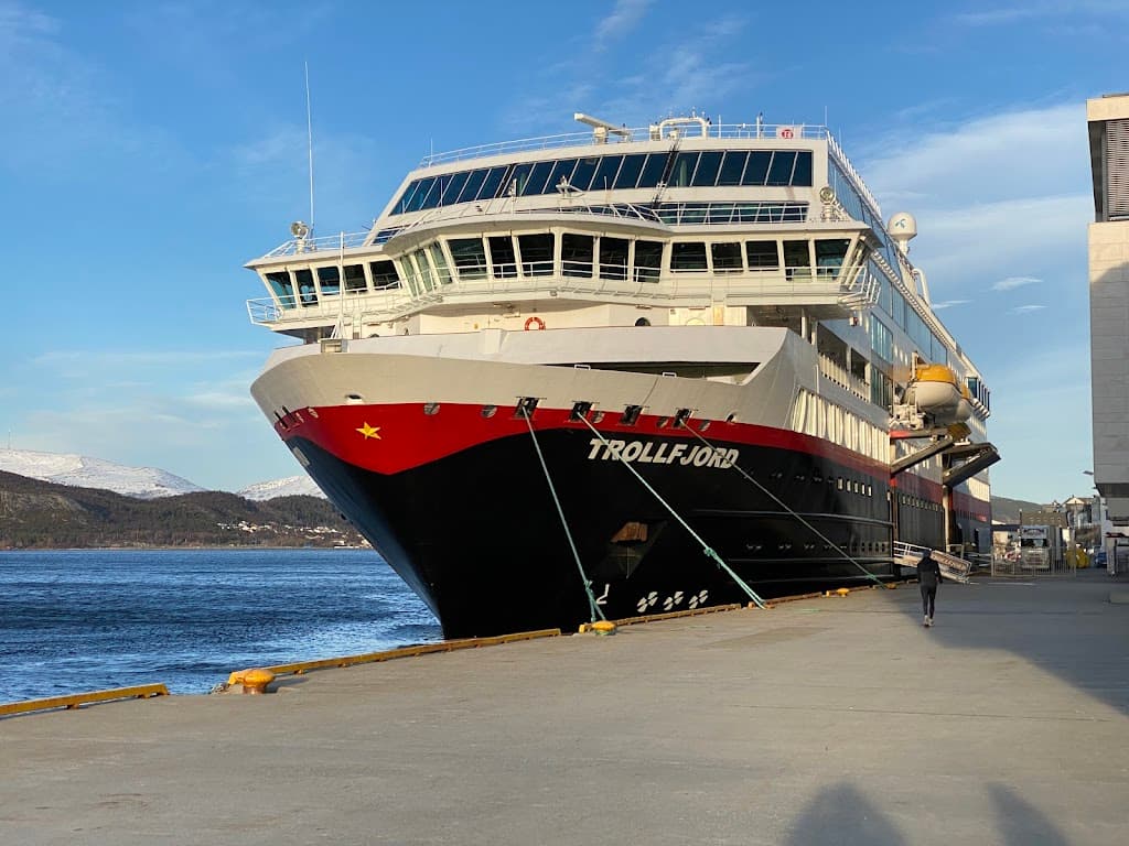 Denkmal für die Versenkung des Hurtigruten-Schiffs 'Sanct Svithun'