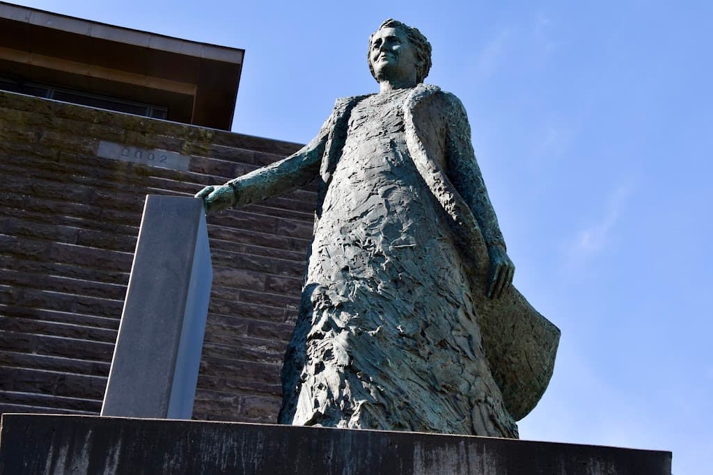 Denkmal von Ingibjörg H. Bjarnason