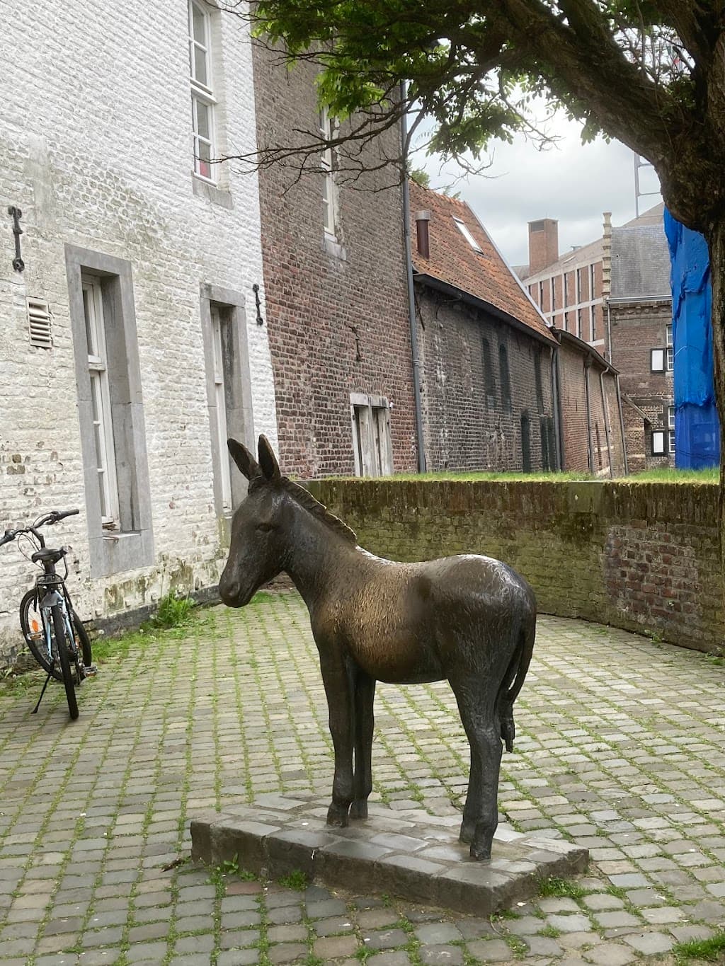 Ezel-Skulptur auf dem De Bosquetplein