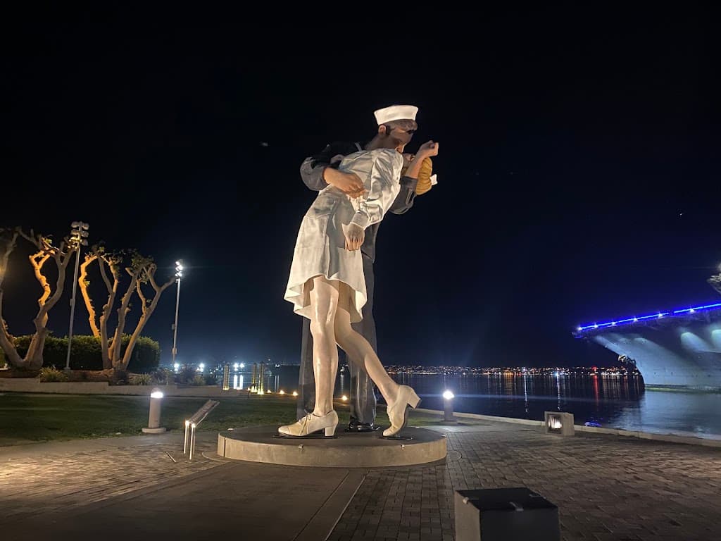 Statue „Die bedingungslose Kapitulation“
