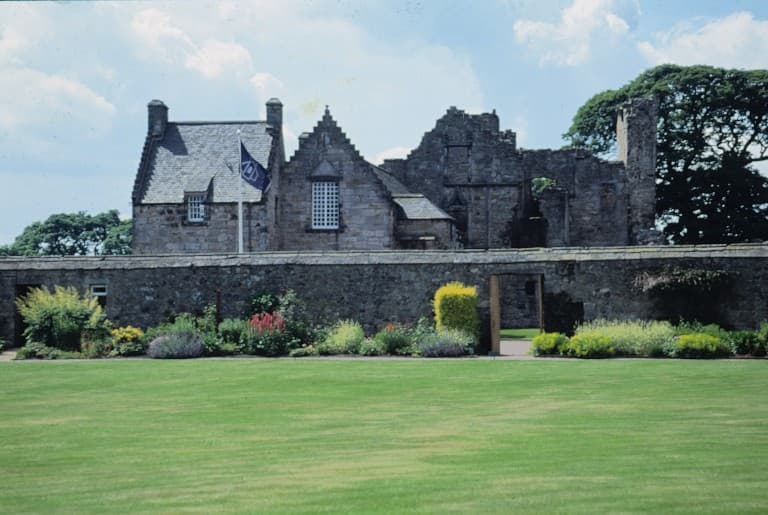 Aberdour Schloss und Gärten