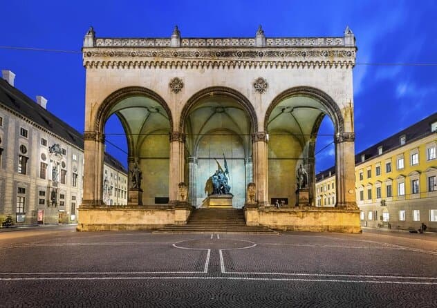 Odeonsplatz mit Theatinerkirche und Feldherrnhalle