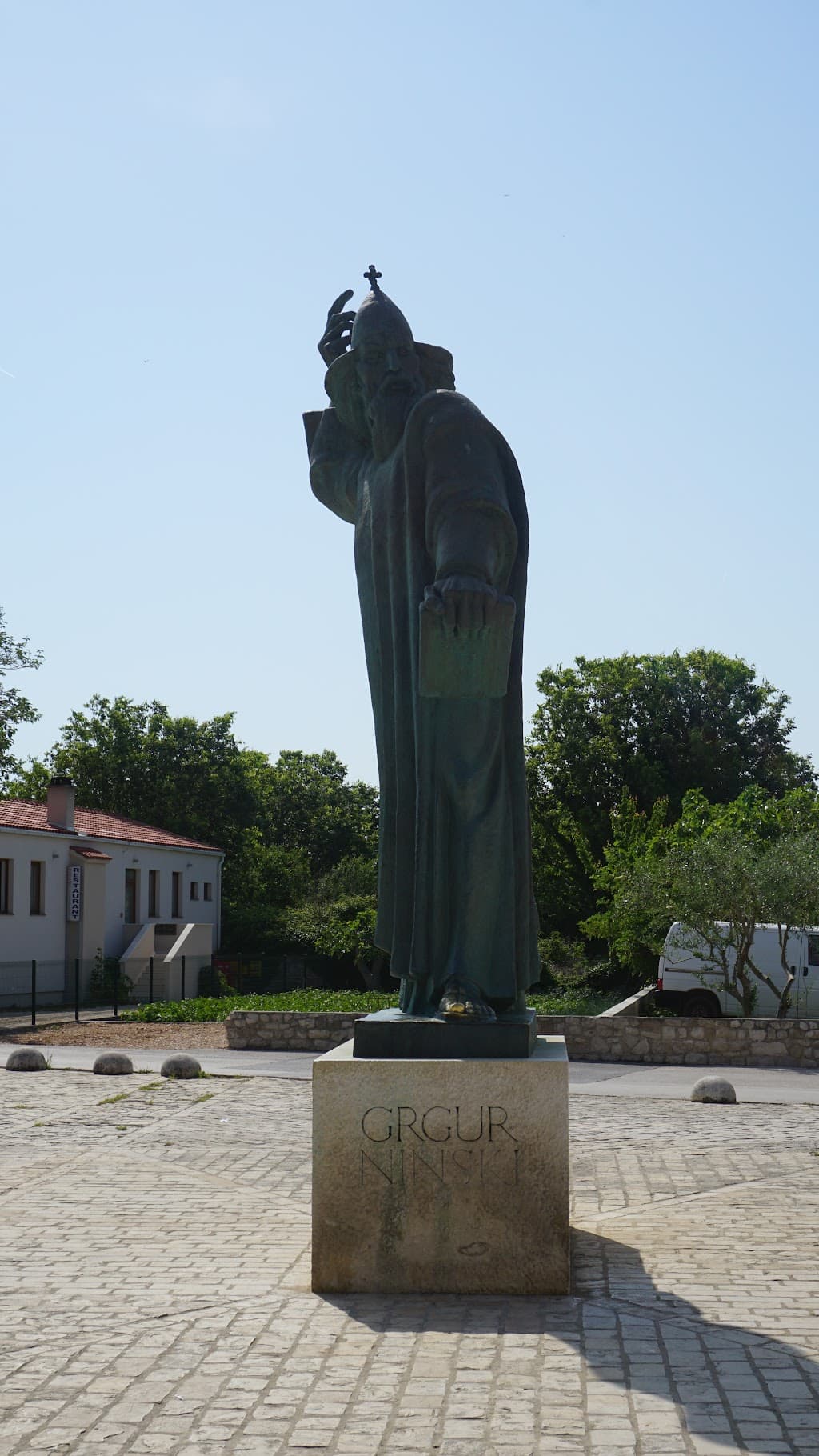 Grgur Ninski-Statue