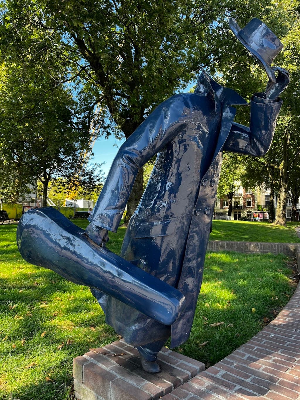 Laufender Mann mit Geigenstatue