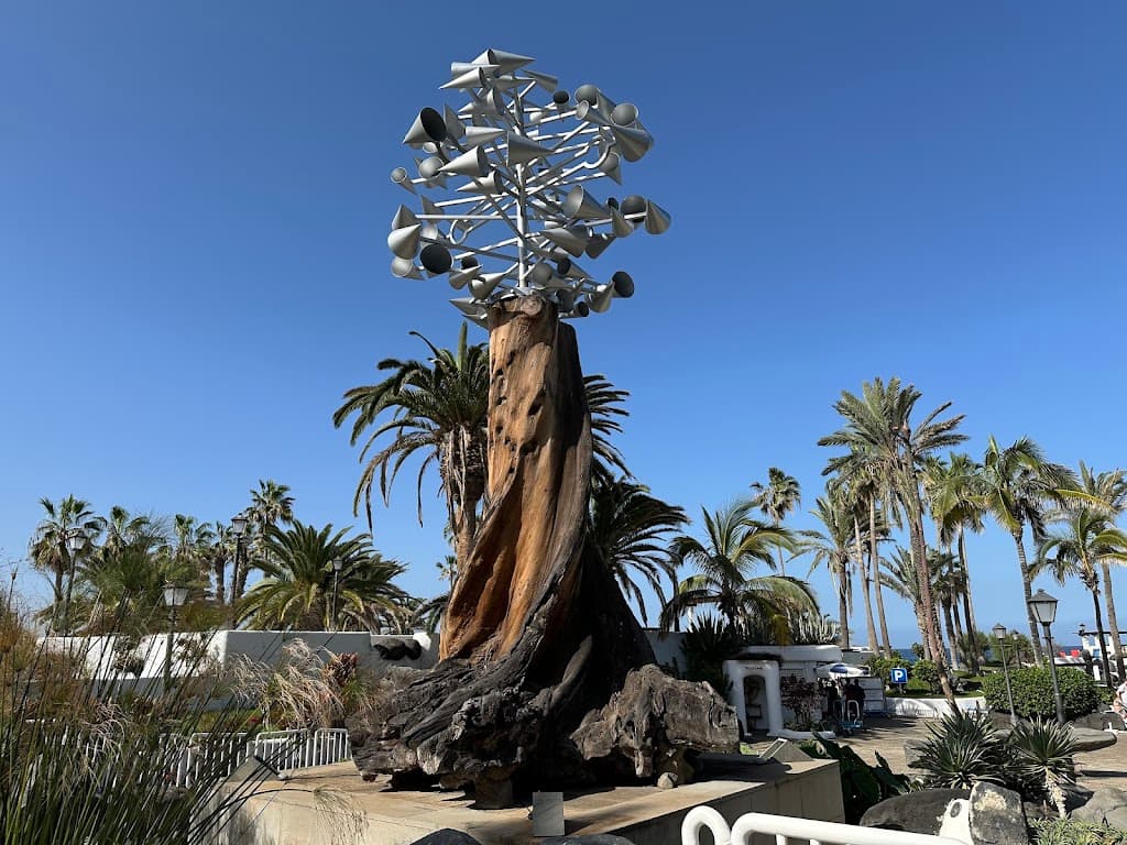 Juguete del viento "Metal sobre árbol" de César Manrique