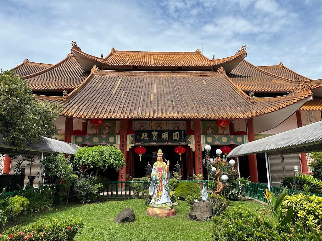 Riesige weiße Pagode und Chinesischer Tempel