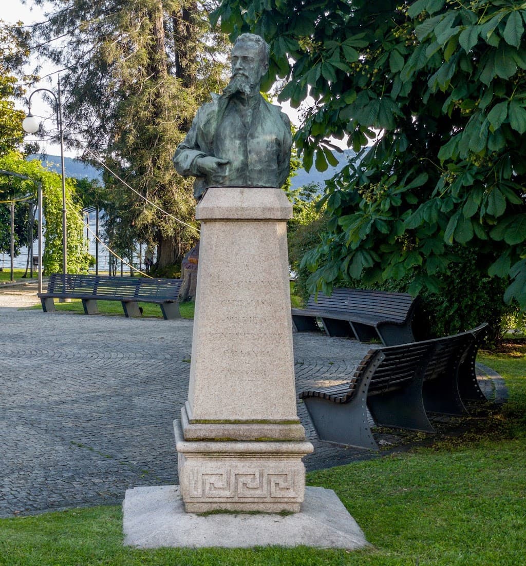 Monumento a Giuseppe Cavanna