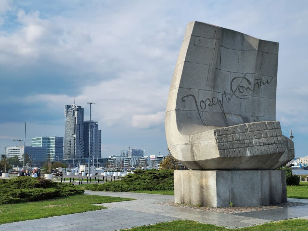 Joseph-Conrad-Denkmal und Wasserstraßenbahn
