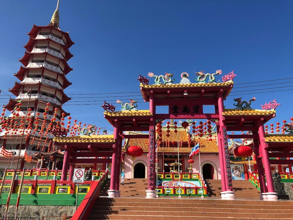 Giant White Pagoda und chinesischer Tempel