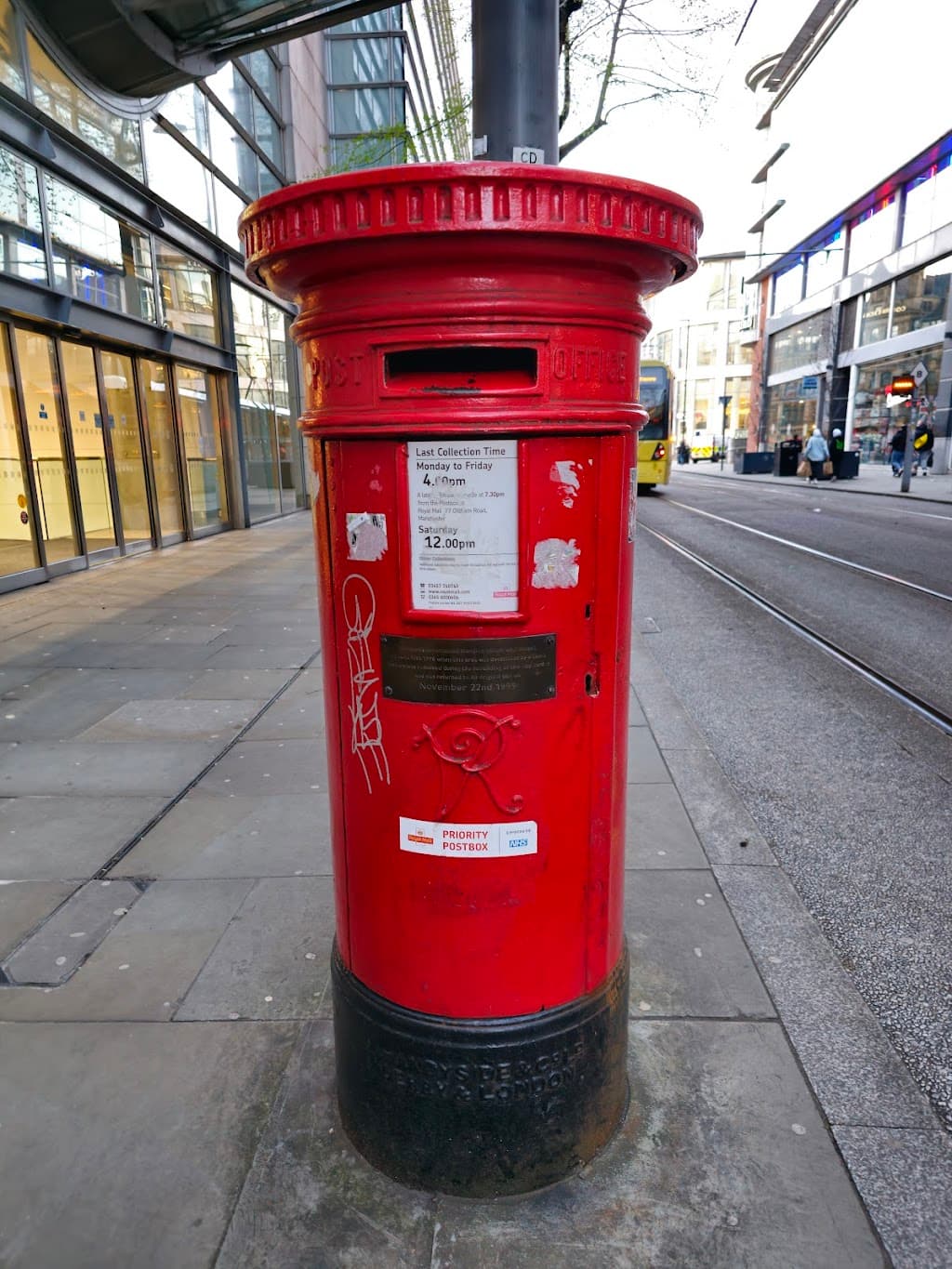 Die unbeschädigte rote Postbox