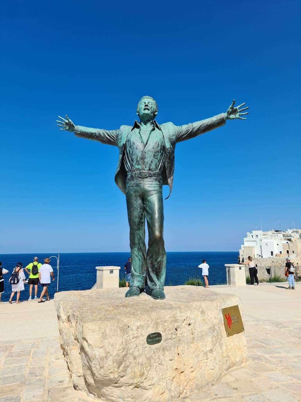 Statua di Domenico Modugno