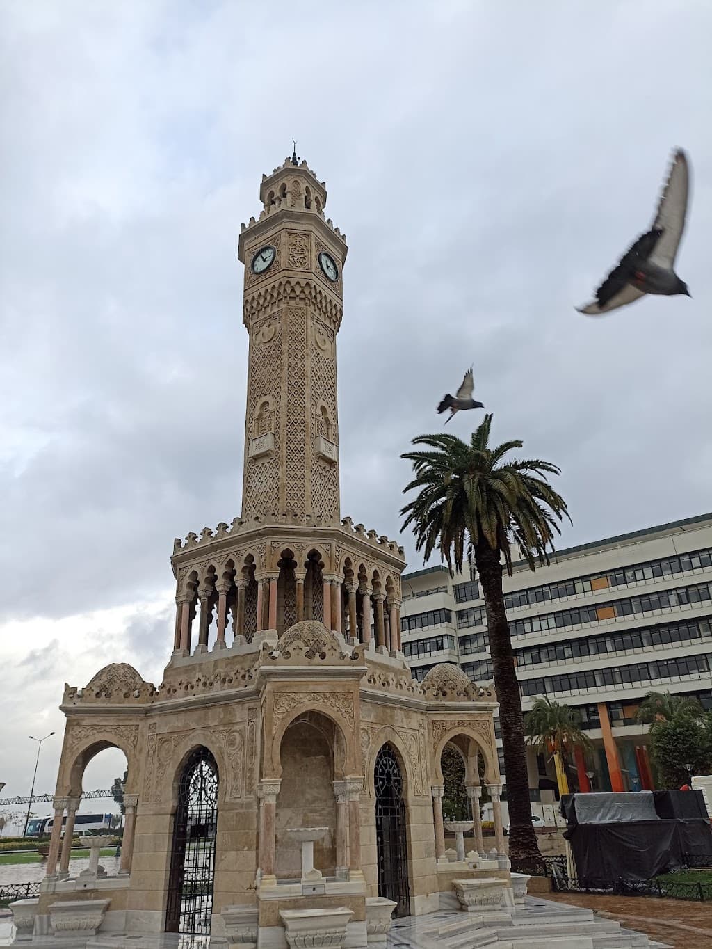 Konak Meydanı