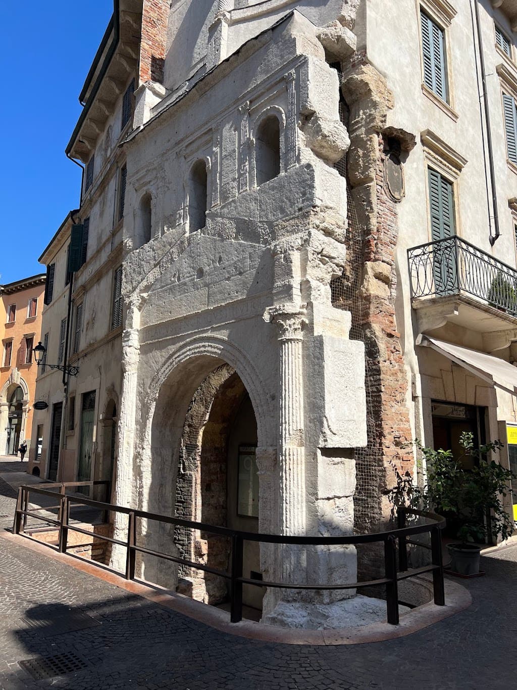 Porta Leoni