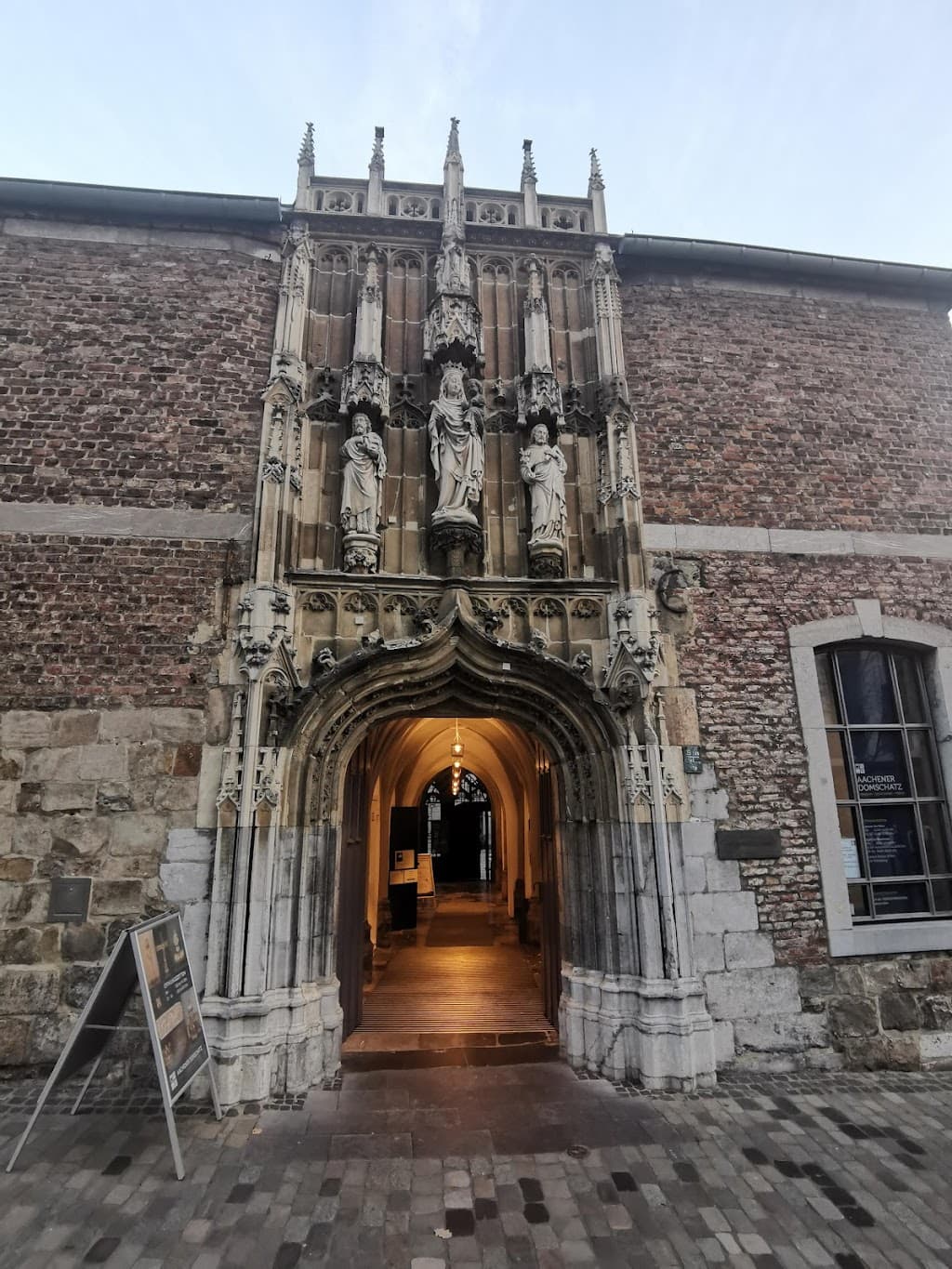 Domschatzkammer Aachen