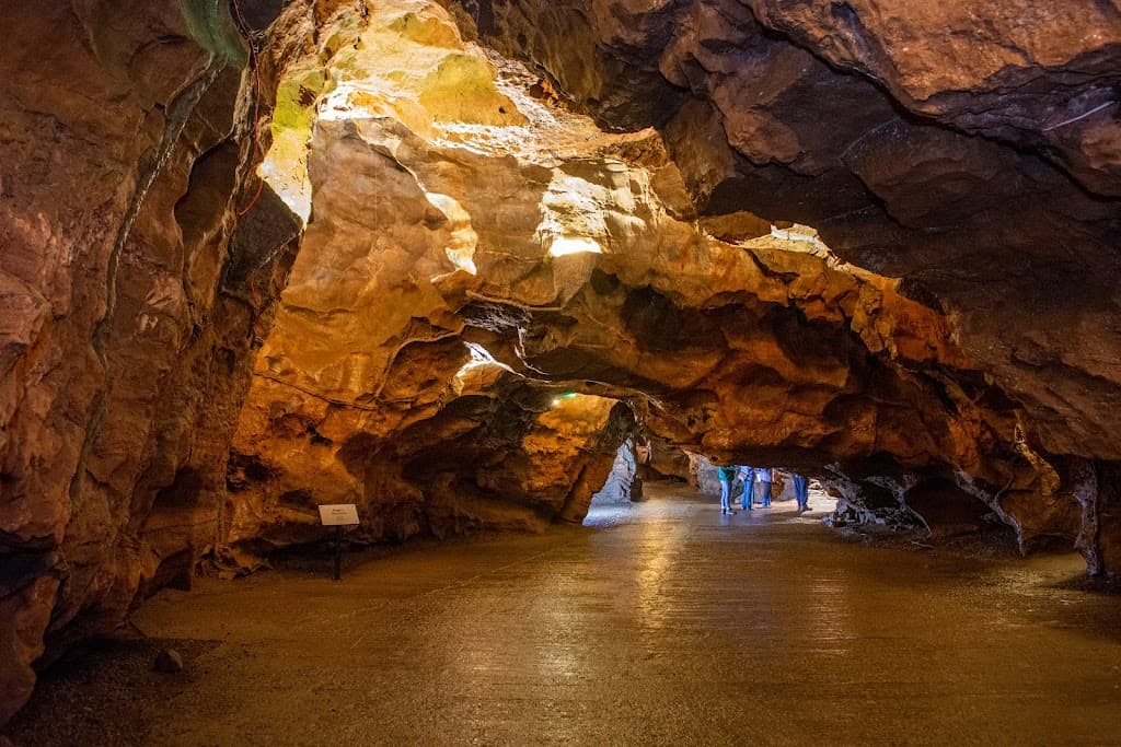 Cheddar Gorge und Höhlen