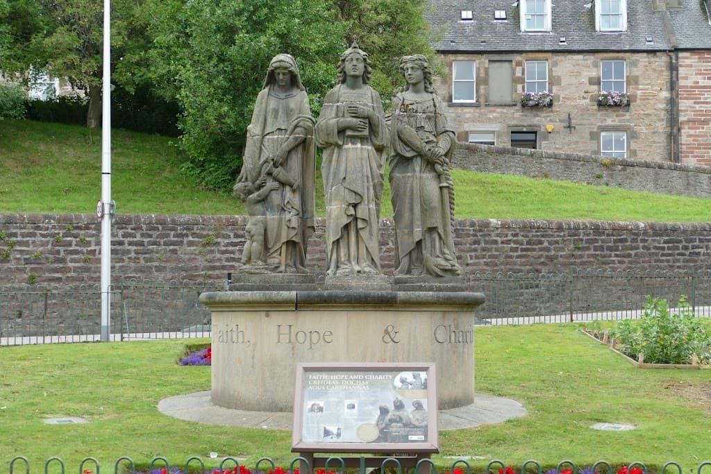 Skulptur Glaube, Hoffnung und Nächstenliebe