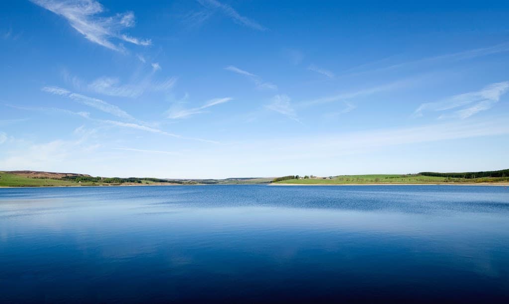 Wasserreservoir am Hang