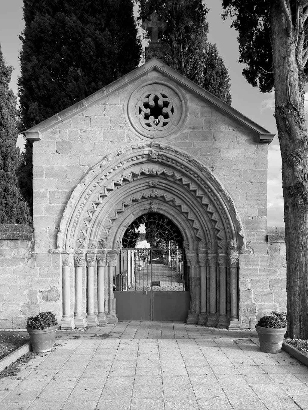 Cementerio (mit Portal des Hospital de San Juan de Acre)