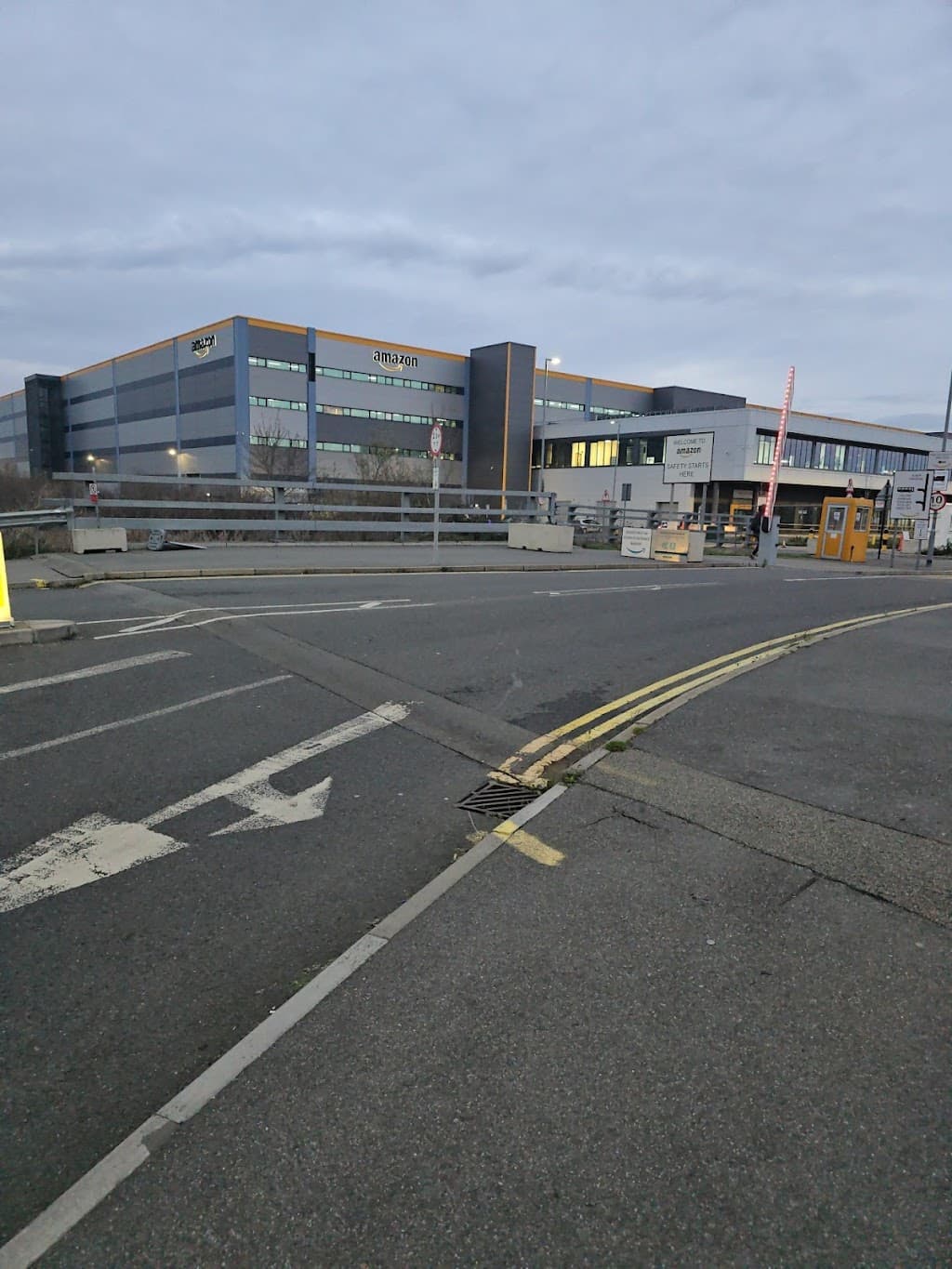 Amazon LCY2, London Distribution Park